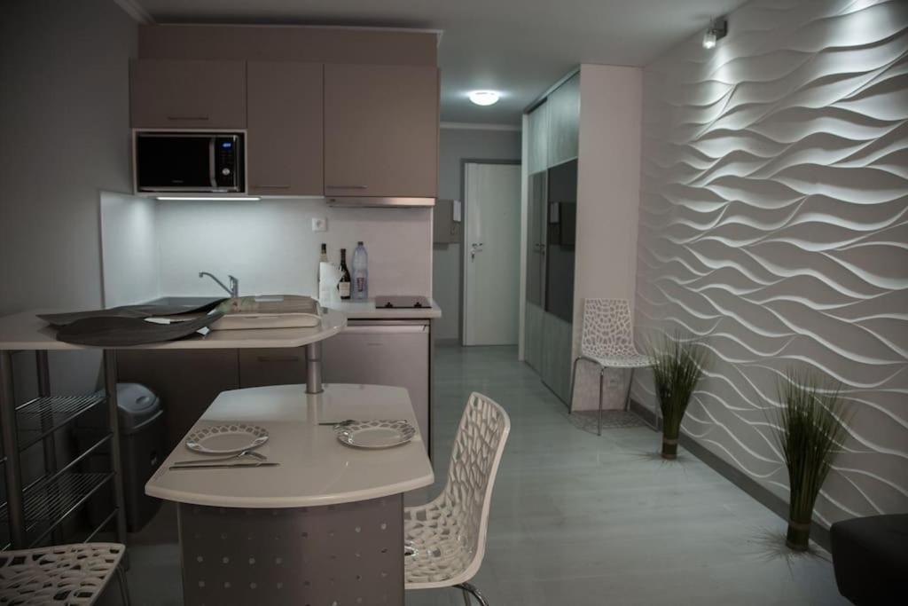 Stylish Studio In Only 50 Meters From Beach ! Ницца Экстерьер фото